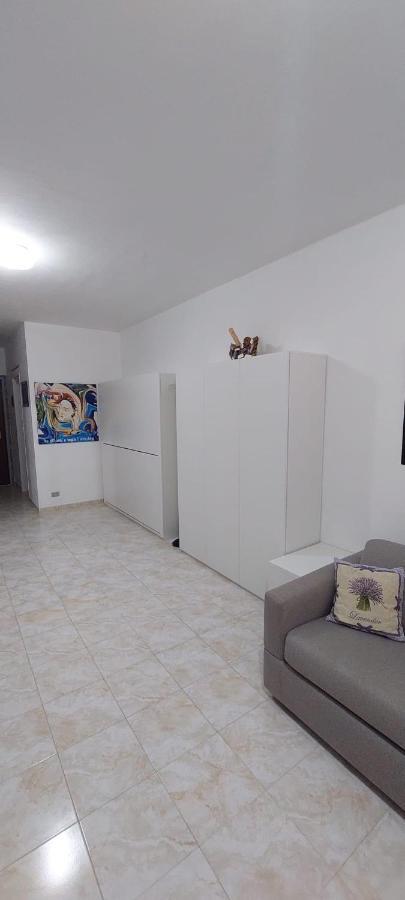Ampio Monolocale Con Terrazzo - A 2 Passi Dal Mare Apartment Latte Exterior foto
